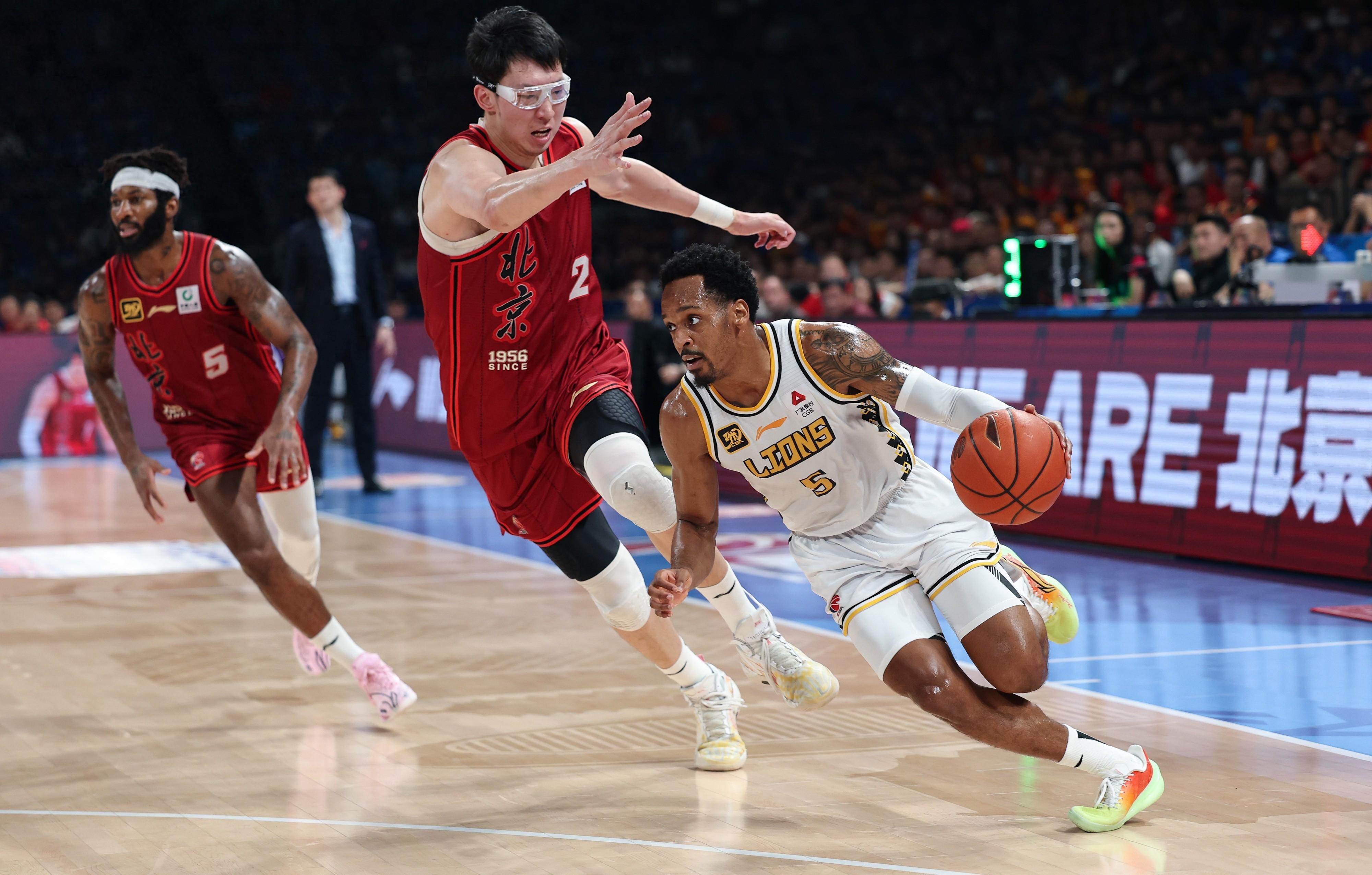 问鼎国际- 马德里竞技发布备战花絮，集结日豪取连胜，CBA季后赛任务艰巨，高层口径保持一致