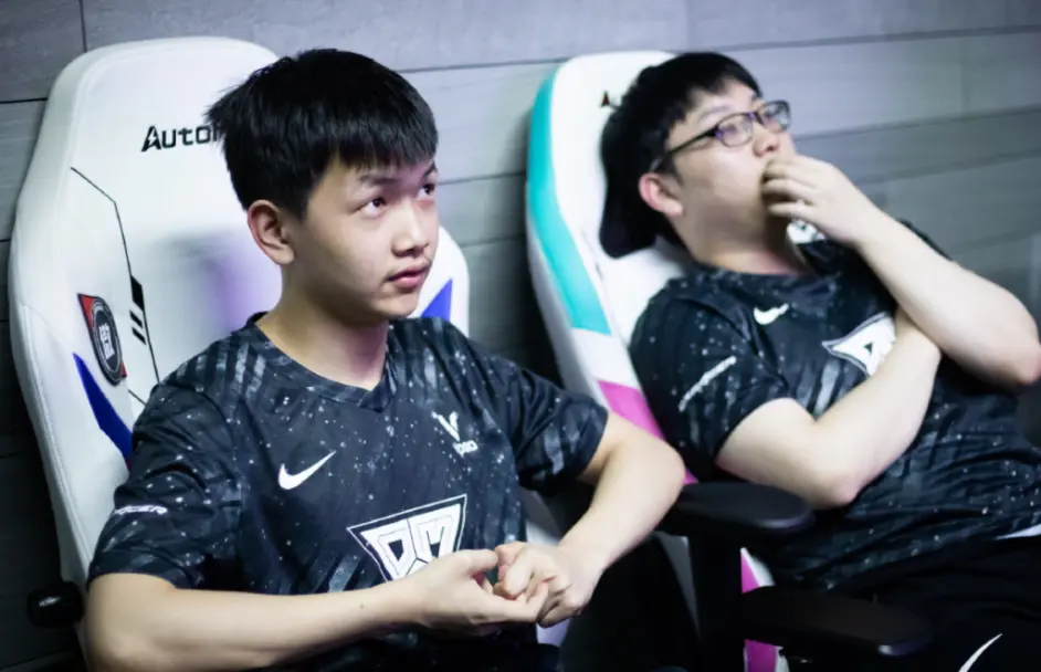 包含Rookie爆冷击败拜仁，挺进下一轮引爆全场！的词条